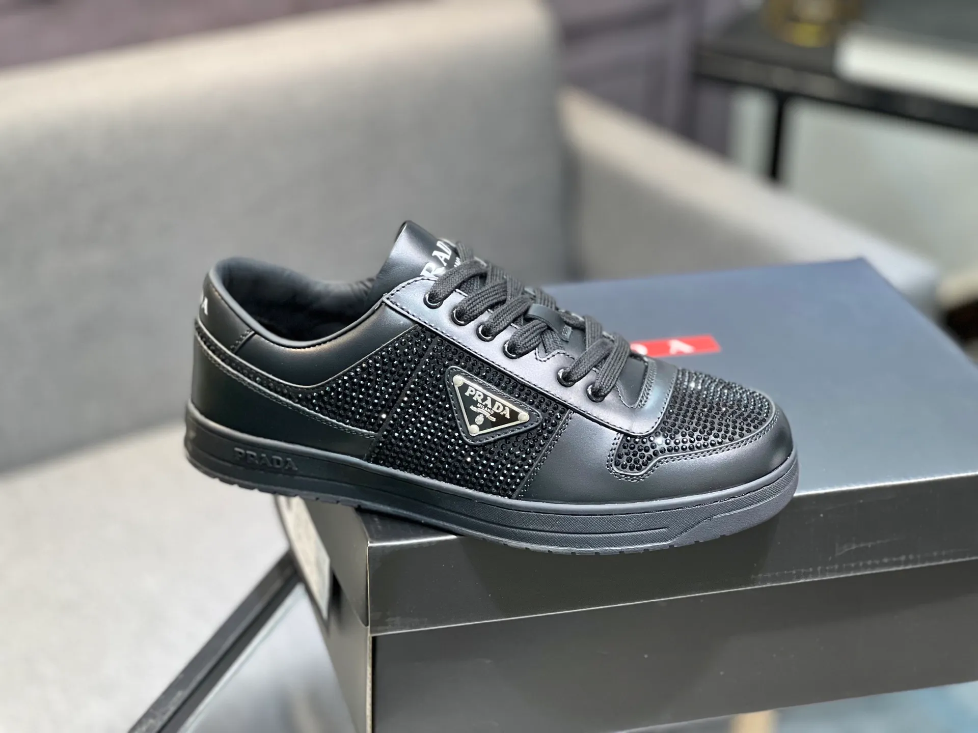 Men's shoes 💰660【PRADA】Prada ——High-end quality Original order ——Upper: 🔝Full calfskin, hot-drilling process, external seaming process of shoe collar, air-pressure brand logo on shoe body ——Inner lining: water-dyed cowhide ——Outsole: TPU molded outsole Super high quality control·Fine workmanship: highlighted (high-end·luxury·grade) -Size: 38-44 (45, 46, can be customized)